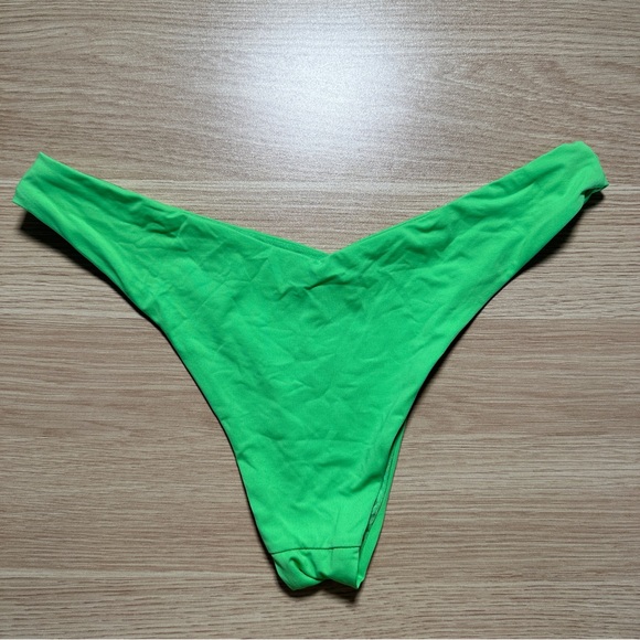 •WEWOREWHAT Ruched Underwire Top and Delilah Bottom bikini set in Neon Green - Picture 13 of 15